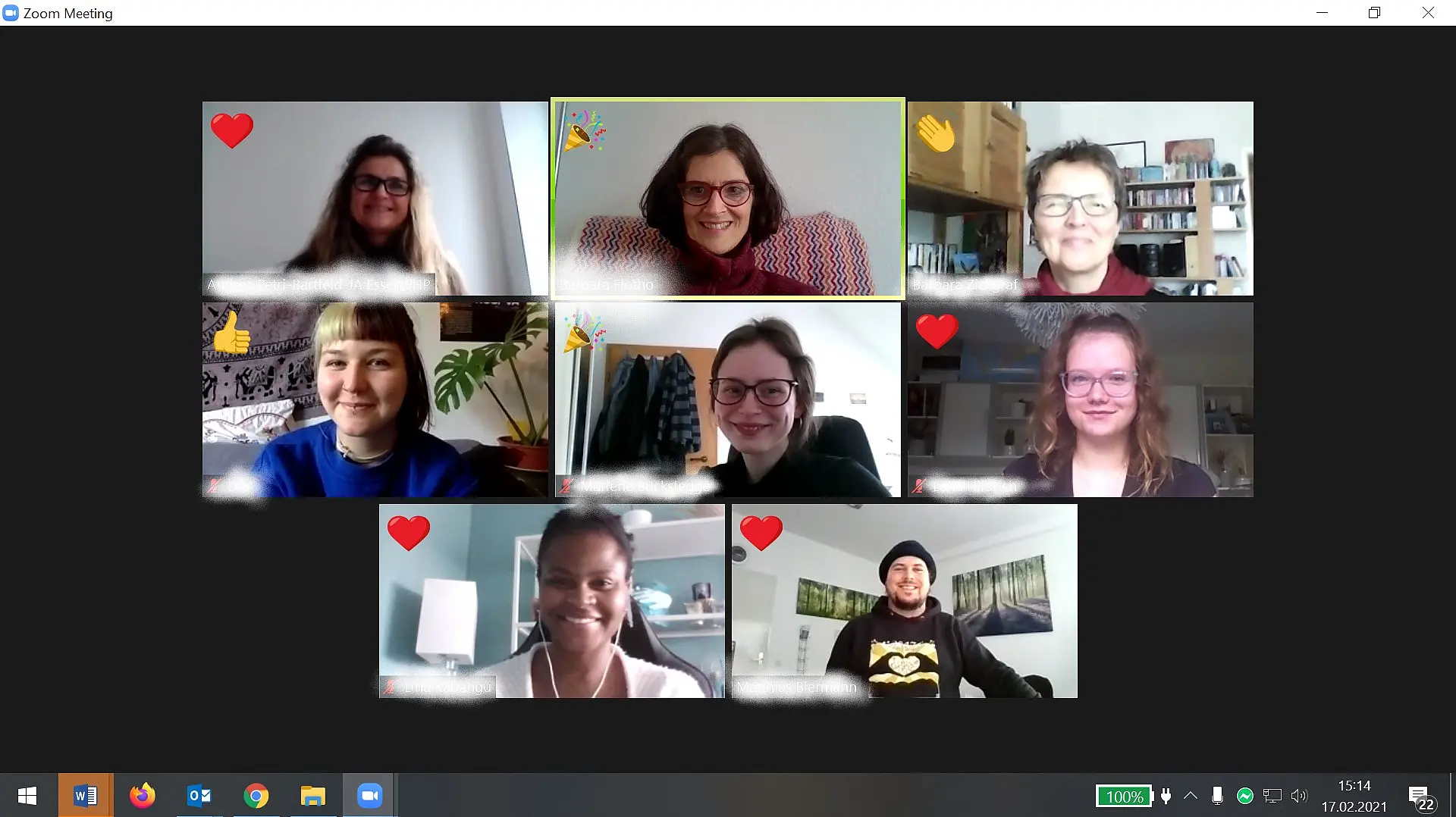 Screenshot eines Videomeetings mit 9 Kacheln, in denen die Personen fröhlich gucken