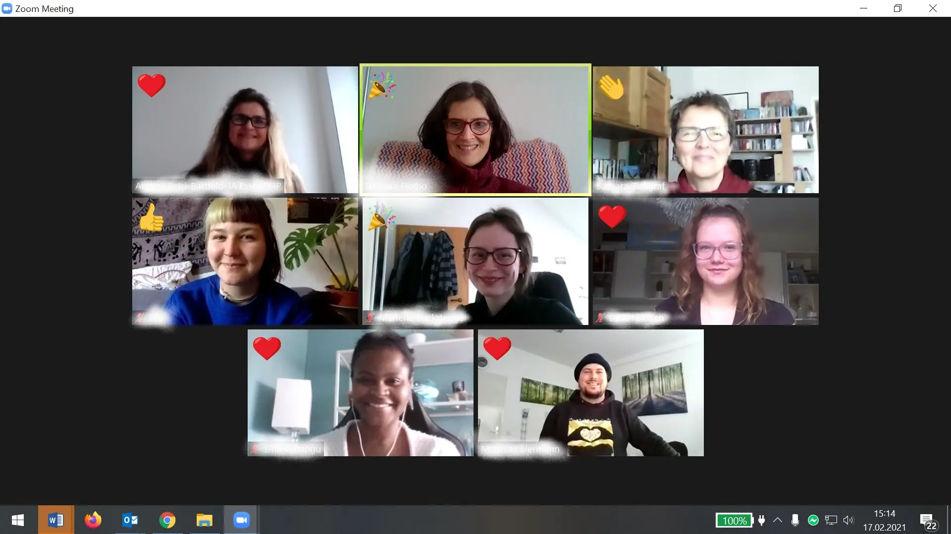 Screenshot eines Videomeetings mit 9 Kacheln, in denen die Personen fröhlich gucken