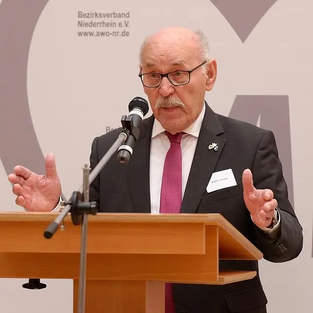 • Rudolf Jelinek zweiter Bürgermeister der Stadt Essen steht am Rednerpult mit Mikrofon