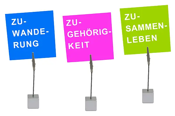 Office Steine mit PostIts: Zuwanderung, Zugehörigkeot, Zusammenleben