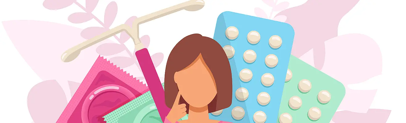 Frau sitzt im Schneidersitz auf dem Boden. Hinter ihr sind unterschiedliche Verhütungsmittel